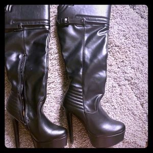 Jesilyn size 7 black over the knee boot